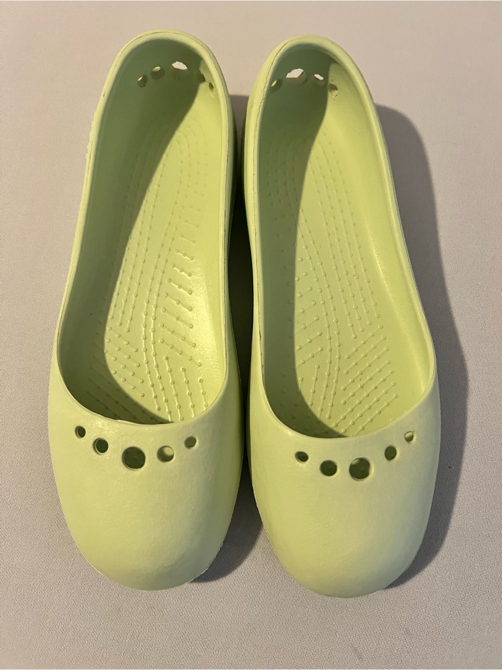 CROCS Slip-On Ballet Flats in Light Lime Green | Women's size 9